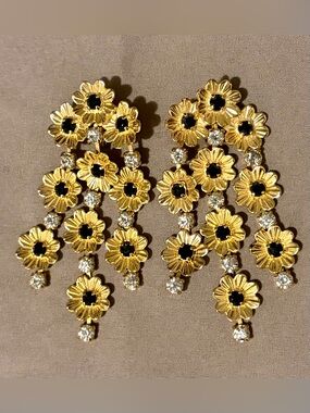 1950’s Style Gold Floral Clip-On Earrings